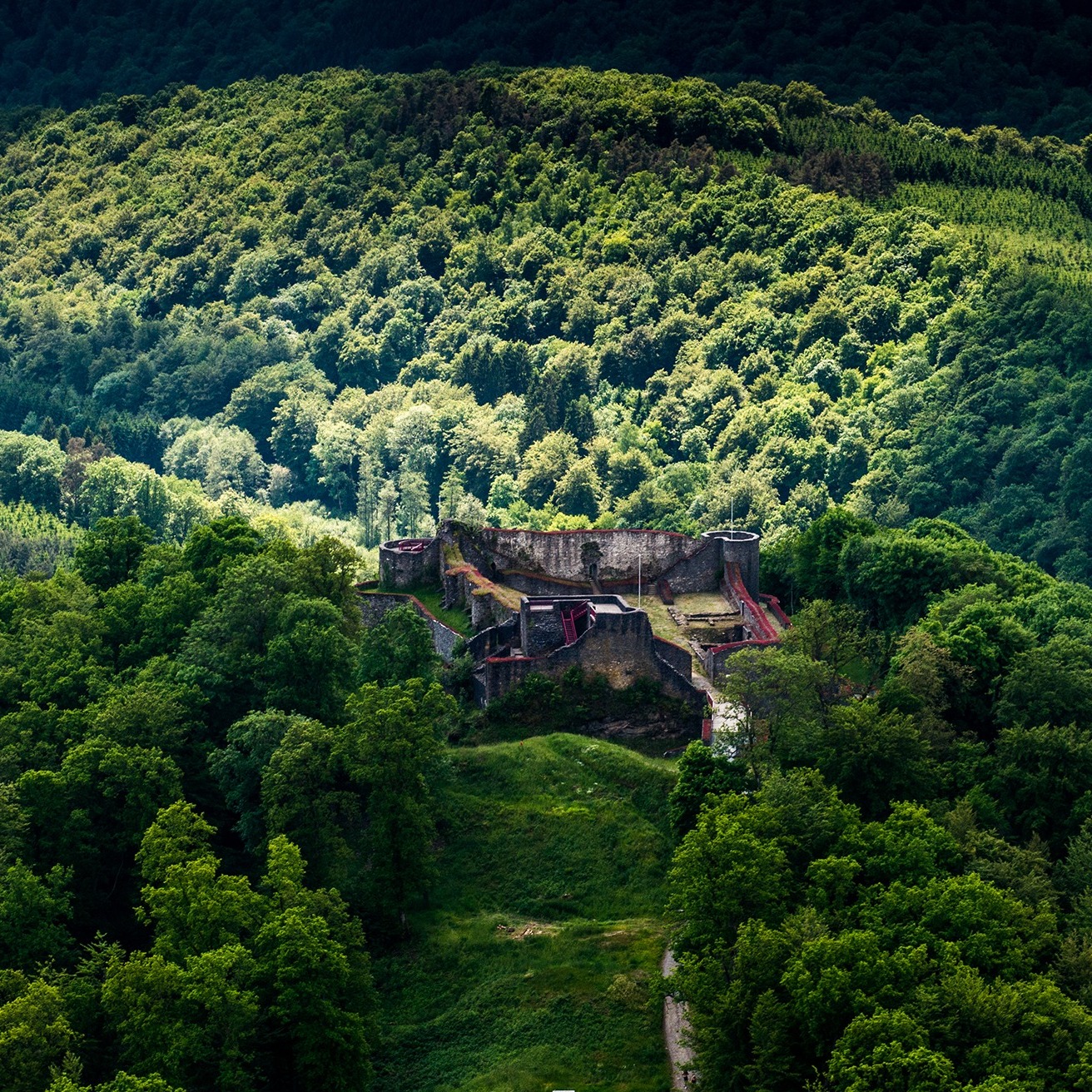 [Bâti au XIIIe siècle et rénové en 2010, le château d'Herbeumont fait partie du patrimoine majeur de Wallonie. Situé au cœur du Parc national, il offre aussi une incroyable vue sur le village et la vallée de la Semois 📸🤩 SI vous passez par là, n'hésitez pas à immortaliser la vue et à nous faire parvenir vos photos😉 Crédit R. Borremans]